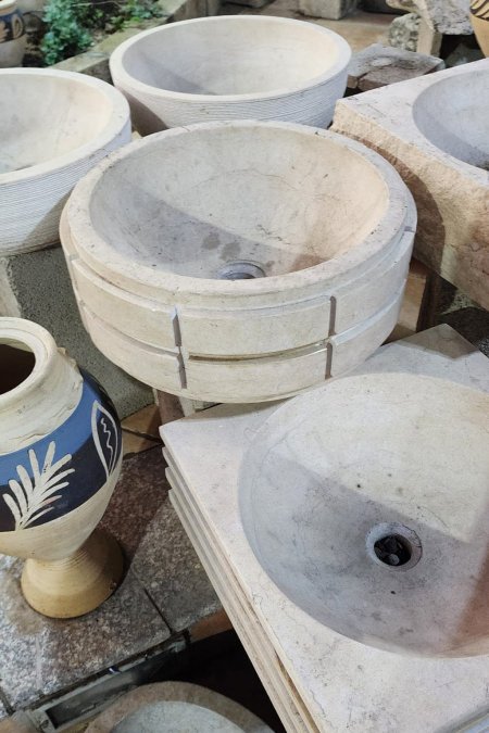 حوض حجري منحوت بزخارف هندسية